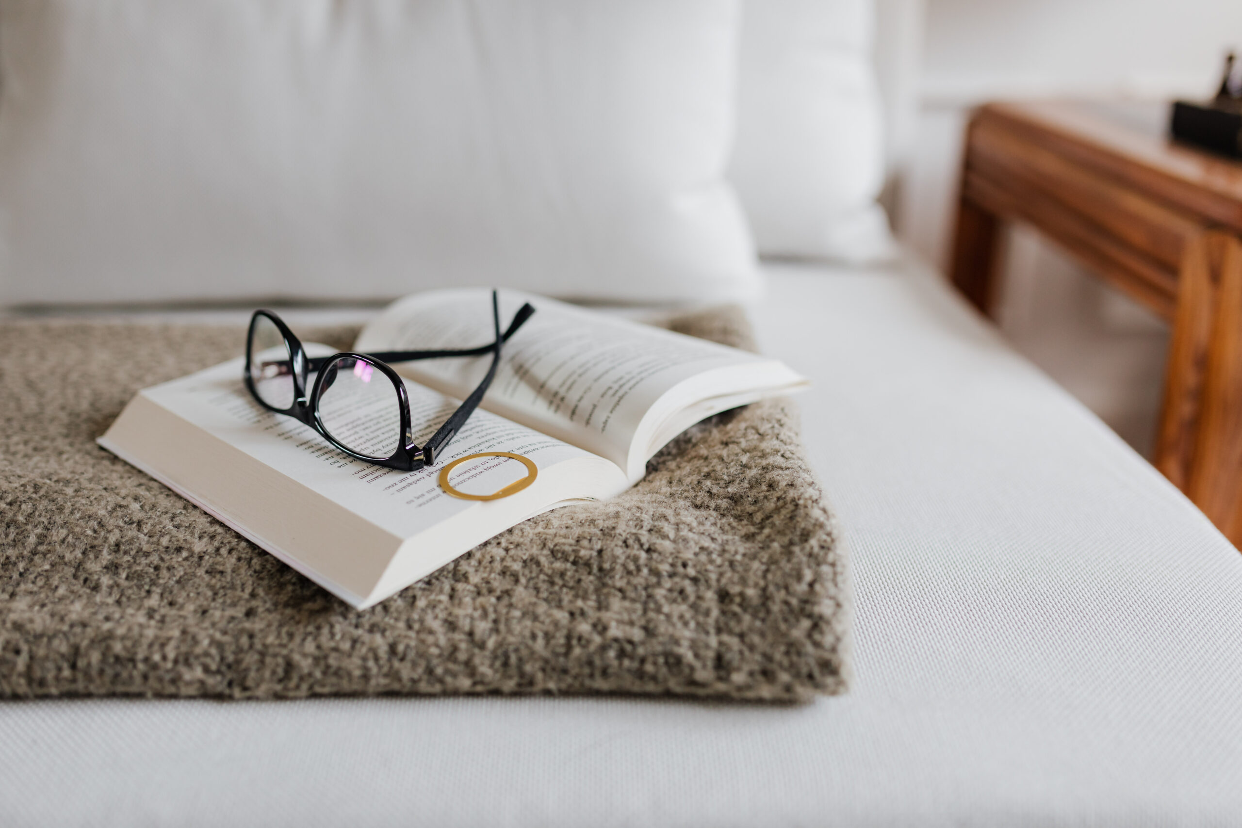 Kaboompics book and glasses 13999